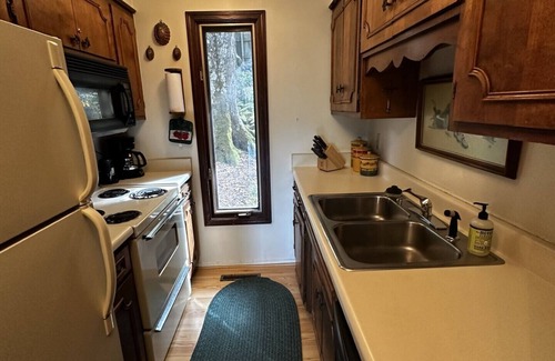 Highlands Hills Cabin | Hoot Owl Hollow-easy access and a great view!