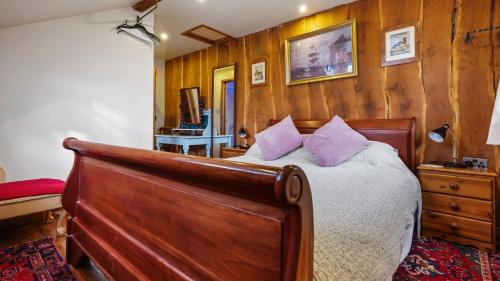 Holworth House | Hoots End