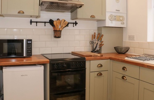 Thornton-Cleveleys Cottage | HOPE COTTAGE, pet friendly, with a garden in Thornton-Cleveleys