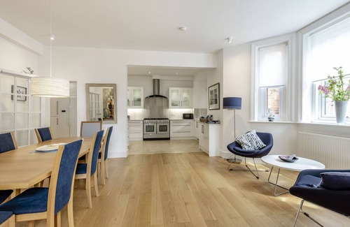 West Cliff Cottage | HOPPAPILL HOUSE, family friendly, with a garden in Bournemouth
