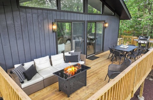 East Stroudsburg Ski Chalet | Hopskip Luxury Chalet Hot Tub Firepit Gas Grill Deck Lawn Games Lake