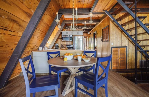 Sunnyside Cabin | Horizon by Avantstay Stunning A-frame Cabin w/Hot Tub, Billiards, Lake Views