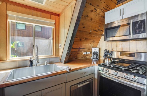 Sunnyside Cabin | Horizon by Avantstay Stunning A-frame Cabin w/Hot Tub, Billiards, Lake Views