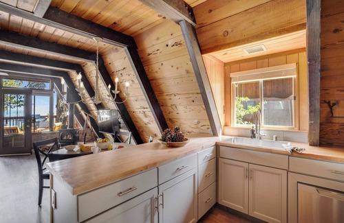 Sunnyside Cabin | Horizon by Avantstay Stunning A-frame Cabin w/Hot Tub, Billiards, Lake Views
