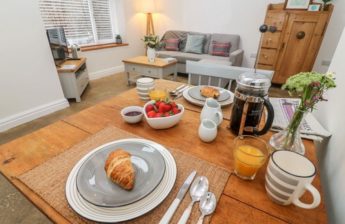 Kendal Cottage | HORNCOP NOOK, romantic, with a garden in Kendal