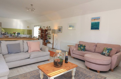 Kingsbridge Cottage | HORSEMANS BARN, pet friendly, with open fire in Kingsbridge