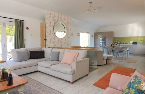 Kingsbridge Cottage | HORSEMANS BARN, pet friendly, with open fire in Kingsbridge