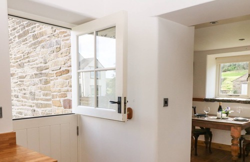 Mellor Cottage | HORSEPOOL COTTAGE BARN, romantic, with a garden in Marple Bridge