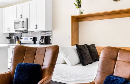 Golden Apartment | Horseshoe Hideaway, Luxe Studio 1 Block to Main St