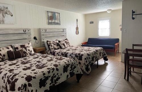 Canyon Lake Hotel | Horseshoe Riverside Lodge