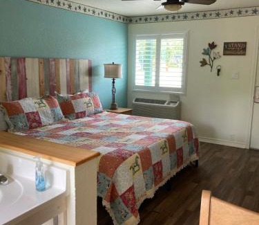 Canyon Lake Hotel | Horseshoe Riverside Lodge