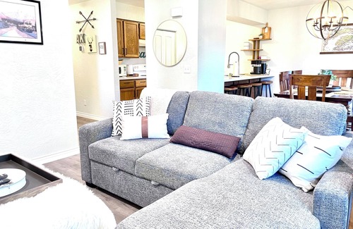 Abbott Loop House | Hospitals 10 min - kitchen - WiFi - W/D - good safe area - top rated