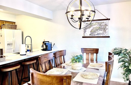 Abbott Loop House | Hospitals 10 min - kitchen - WiFi - W/D - good safe area - top rated