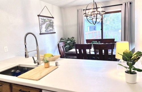 Abbott Loop House | Hospitals 10 min - kitchen - WiFi - W/D - good safe area - top rated