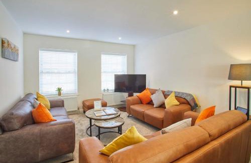 Whitby House | Host & Stay - Lemonade Arch