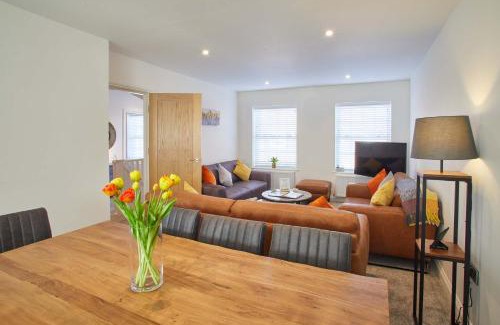 Whitby House | Host & Stay - Lemonade Arch