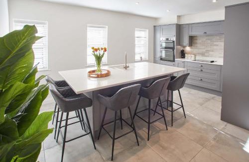 Whitby House | Host & Stay - Lemonade Arch