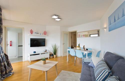 Leixões Apartment | Host Wise - Amazing Comfy Flat with Balcony