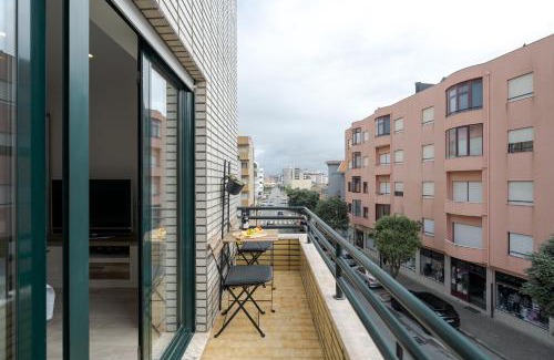 A Ver-o-Mar Apartment | Host Wise - Bright Seaside Flat