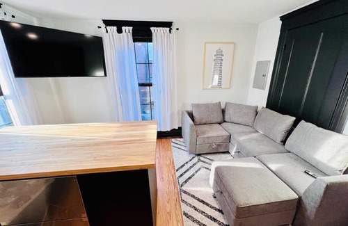 West End Apartment | Host your group - West End Sea Captain Home