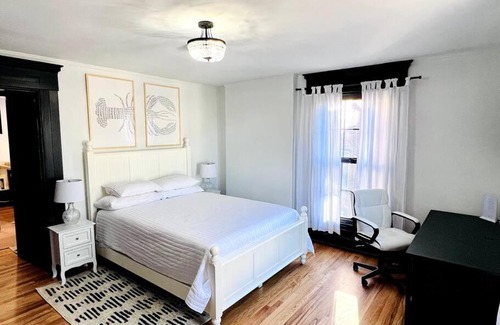 West End Apartment | Host your group - West End Sea Captain Home