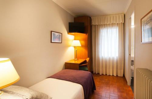 Cubells House | Hostal Restaurant Roma