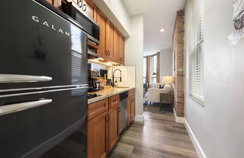 Mount Washington Apartment | ★ HostWise Stays ★ On Grandview Ave, Spectacular Views with a King Bed