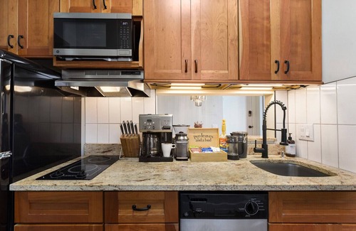 Mount Washington Apartment | ★ HostWise Stays ★ On Grandview Ave, Spectacular Views with a King Bed