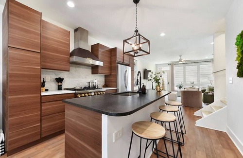 East Allegheny House | ★ HostWise Stays ★ Pet Friendly, Balcony & Patio, and an easy walk to bars & restaurants!