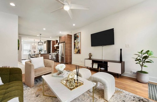 East Allegheny House | ★ HostWise Stays ★ Pet Friendly, Balcony & Patio, and an easy walk to bars & restaurants!