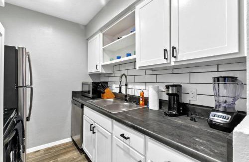 Central Arlington House | Hot Location Only 2 Min Walk To AT&T Stadium Sleeps 8 FREE Parking