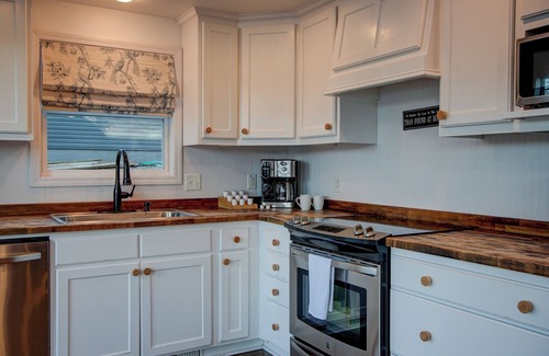 Mid America Cabin | Hot Springs Hideaway - Lakefront/Private Dock/Hot Tub/Sauna/Kayaks
