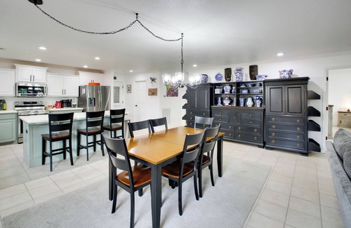 Hot Springs Condo | Hot Springs Retreat w/Fireplace on Lake!
