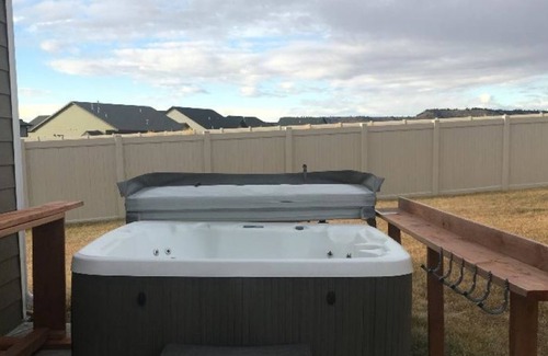 Rimrock House | !Hot Tub! 4 Br/3 Bath/Cable TV/Fast500mbpsWiFi/Cul-de-sac