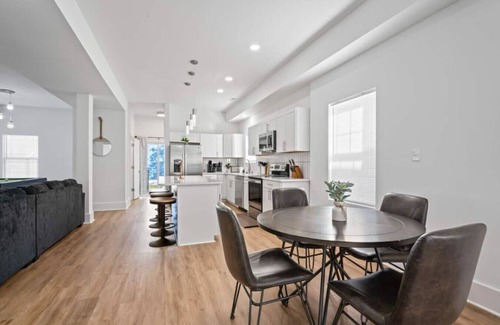 Indianapolis House | Hot Tub | 9 beds | Pet Friendly