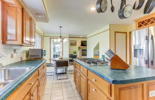 Eureka Springs House | Hot Tub and Deck Holiday Island Fairway Estate