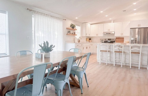 Iona House | Hot tub, Beach V-ball Court & Spacious Home, 10 Min to Fort Myers Beach.