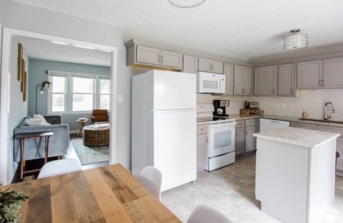 Fayetteville House | HOT TUB|Bedroom TVs|GAME ROOM|Refurbished