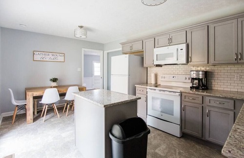 Fayetteville House | HOT TUB|Bedroom TVs|GAME ROOM|Refurbished