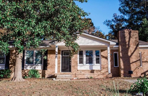 Fayetteville House | HOT TUB|Bedroom TVs|GAME ROOM|Refurbished
