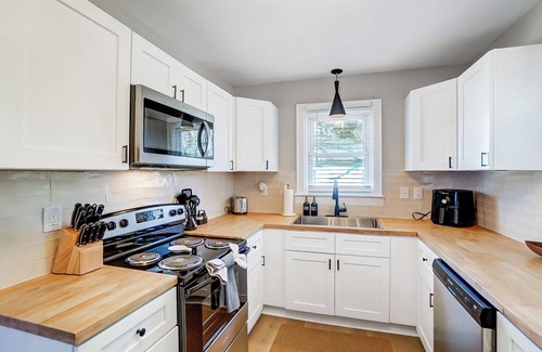 Enderly Park House | Hot Tub + Big Yard Minutes from Uptown!