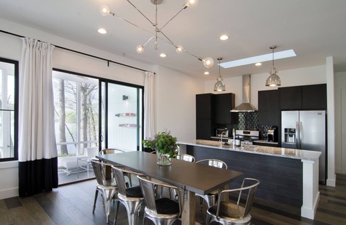 Monticello House | Hot Tub + Bonfires - Lake Shafer Waterfront