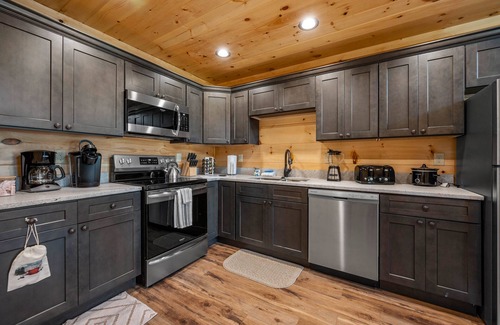 Cosby Cabin | Hot tub cabin with fireplace, Smoky Mountain views, pet friendly, 10 min to Park