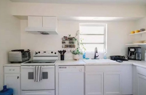 Gulf Gate Estates House | Hot Tub Cottage Minutes from Siesta Beach