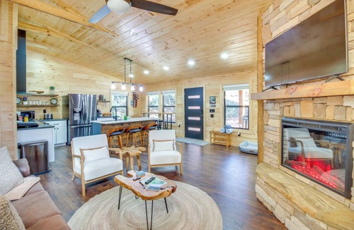 Walnut Mountain Cabin | Hot Tub & Creek View: Cabin ~ 6 Mi to Ellijay!