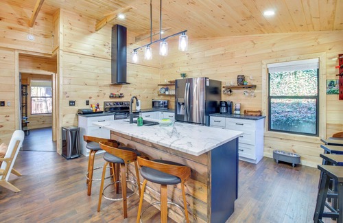 Walnut Mountain Cabin | Hot Tub & Creek View: Cabin ~ 6 Mi to Ellijay!