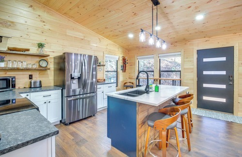 Walnut Mountain Cabin | Hot Tub & Creek View: Cabin ~ 6 Mi to Ellijay!