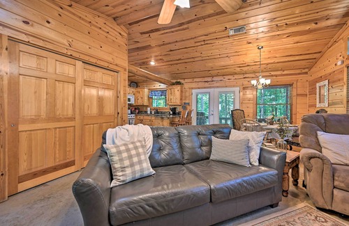 Broken Bow Cabin | Hot Tub & Deck: Broken Bow 'Azalea House'