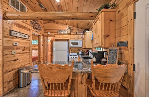 Broken Bow Cabin | Hot Tub & Deck: Broken Bow 'Azalea House'