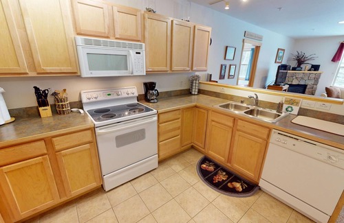 Frisco Condo | Hot Tub! Deck, Garage. Walk/Drive to Trails, Dining, Shops, Marina, Events